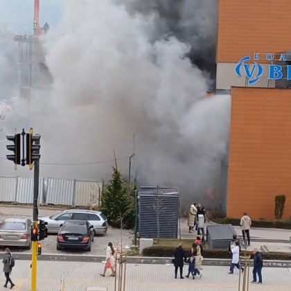 Голям пожар гори в София Гъсти пушеци дим се носят