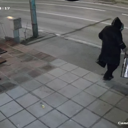 Видимо почерпена жена си открадна кошче за боклук с пепелник