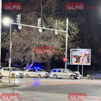 Сериозно задръстване затруднява движението след тежка катастрофа на кръстовището при