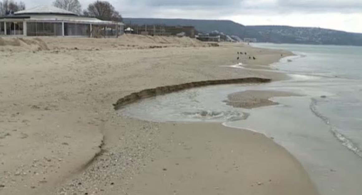 Отпадни води се изливат на плажа до Кранево