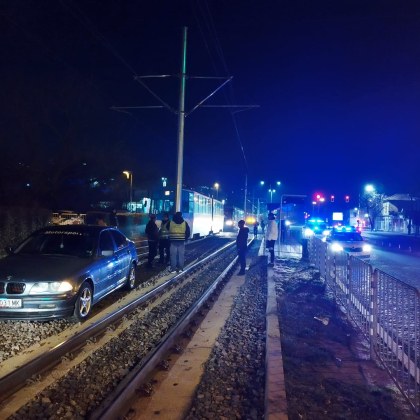 BMW заседна на трамвайните релси в столицата вчера вечерта споделиха