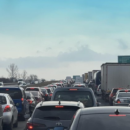 Остава блокирано движението по автомагистрала Тракия в района на Вакарел