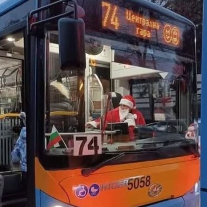 Празнично настроение обзе пътниците на столичната автобусна линия 74 след