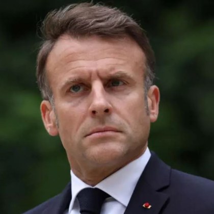 Фойерверки са били изстреляни към официалната резиденция на френския президент