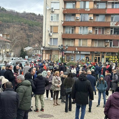 Граждани на протест срещу продажба на обществен парк в Белово