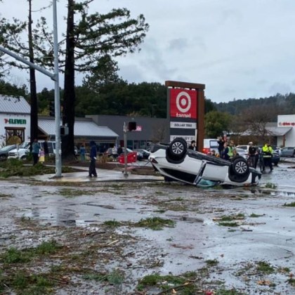 Торнадо връхлетя вчера Северна Калифорния преобръщайки коли изкоренявайки дървета и