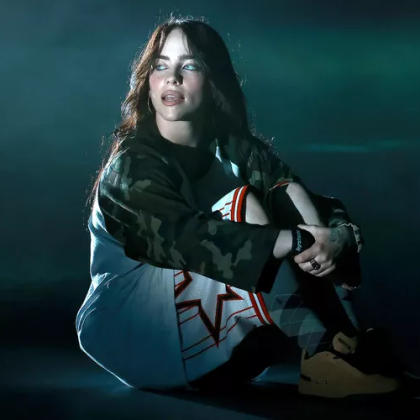 По време на концерт на Били Айлиш гривна беше хвърлена