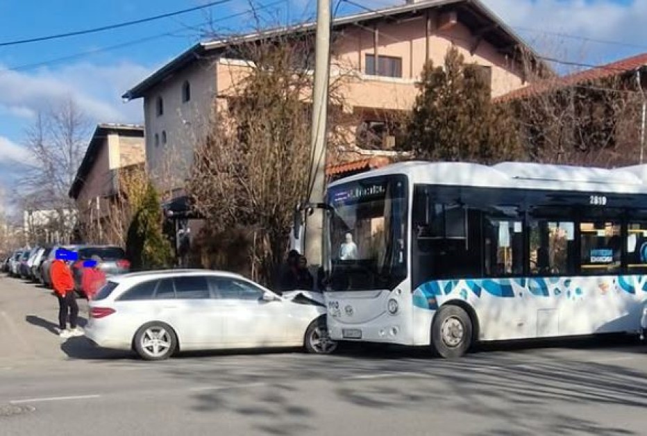 Кола и рейс се сблъскаха в София СНИМКА