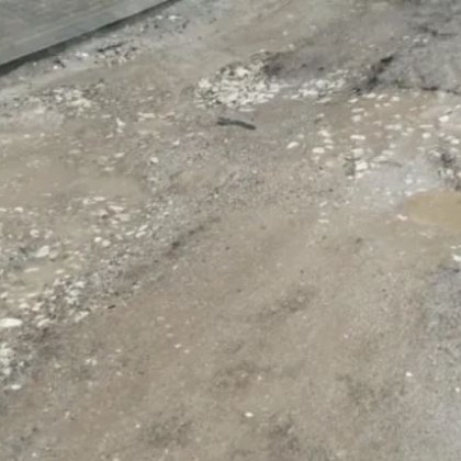 Жители на Асеновград на протест заради улица пълна с дупки