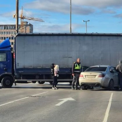 Нов инцидент между кола и камион в София Катастрофата е