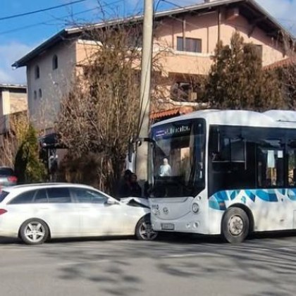 Кола и автобус са се сблъскали в столицата за това