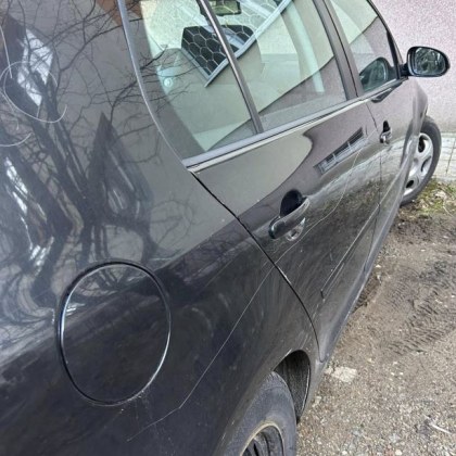 Вандали надраха колата на столичанка Грозни символи са нарисувани по