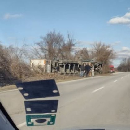 Камион се преобърна във Великотърновско Тежкотоварното превозно средство се е