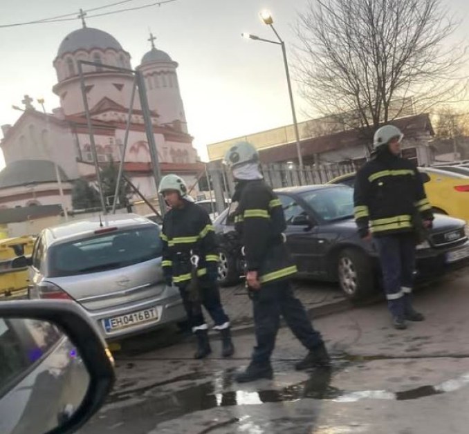 Катастрофа на ключов булевард в София, пристигнаха огнеборци СНИМКА