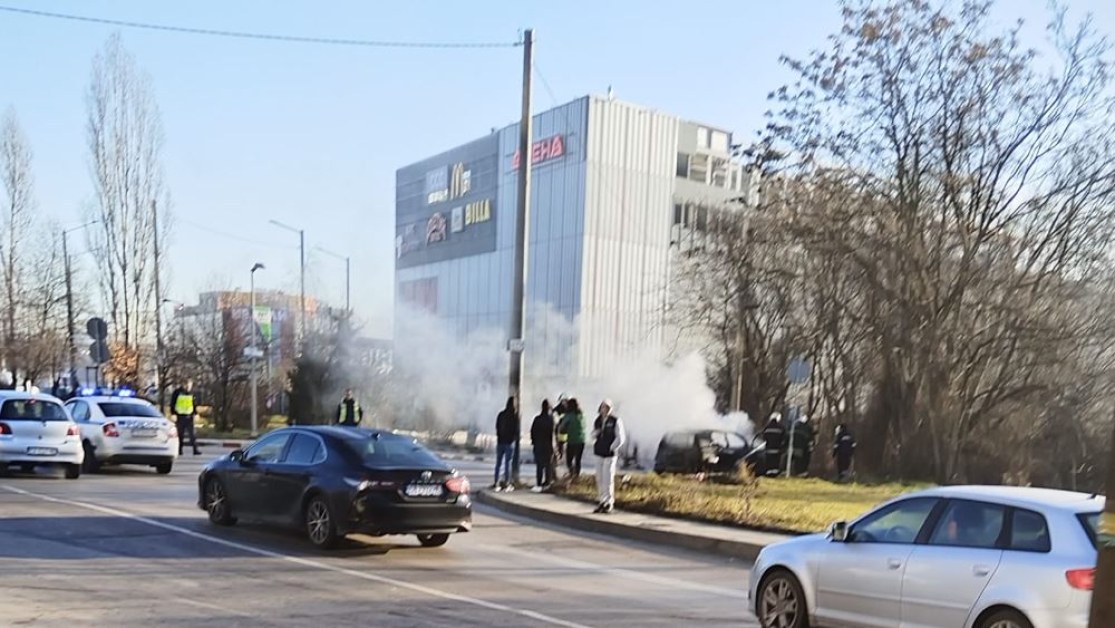 Кола се запали в София СНИМКА