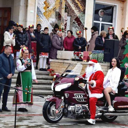 Със 70 минутна програма бяха открити коледните тържества в Маноле На