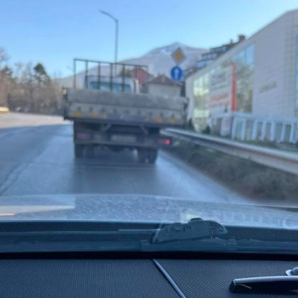 Шофьор на камион е нанесъл щета по автомобила на жена