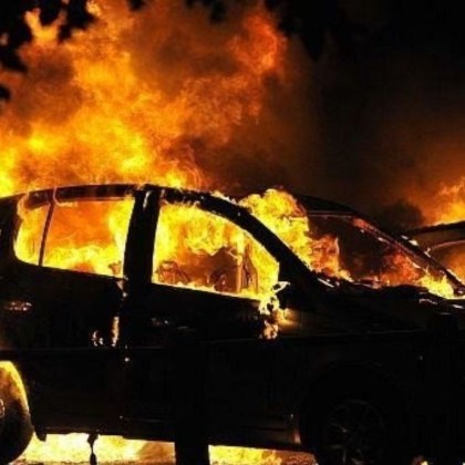 Лек автомобил и шофьора му са изгорели напълно след удар