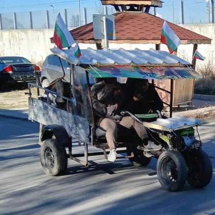 Необичайно превозно средство наподобяващо каруца се движи из улиците на