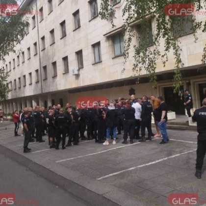 Полицаите и служителите в затворите отново са в протестна готовност