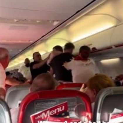 Полет от Турция до Англия се превръща в кошмар след