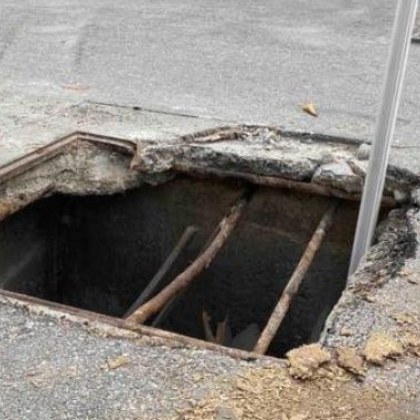 70 годишна жена пострада след падане в необезопасена шахта в центъра