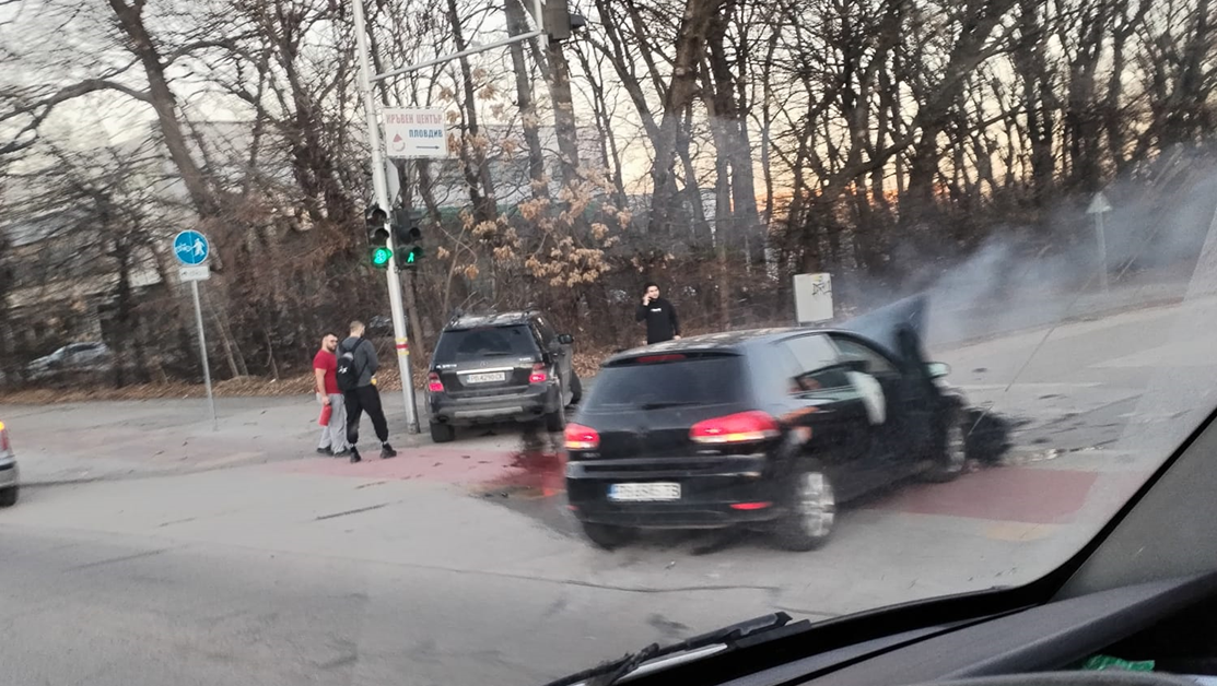 Автомобил се запали след катастрофа в Пловдив СНИМКИ