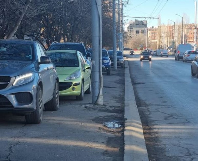 Коли превзеха тротоар в София, ще мине ли количка? СНИМКА