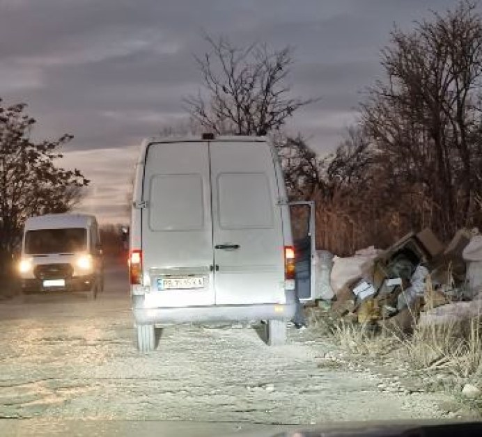 Мъж изхвърля строителни отпадъци от бус в Пловдив ВИДЕО