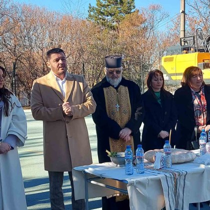 С водосвет и символична първа копка започна изграждането на мини