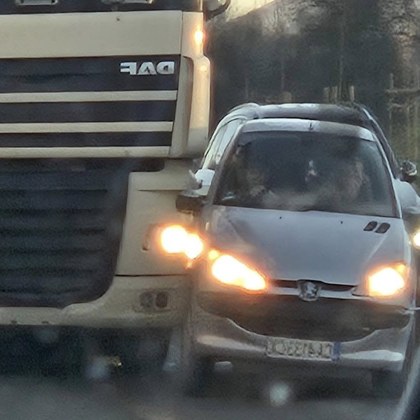 Кола и камион се блъснаха в София За това сигнализира