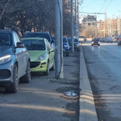 Една снимка припомни наболял проблем в София Много коли превзели