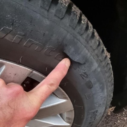 Дама алармира за грозно посегателство срещу паркираната ѝ кола Две