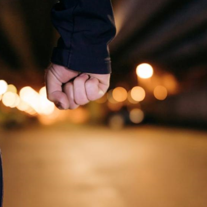 Зрители сигнализираха за агресивен мъж който напада животни и хора