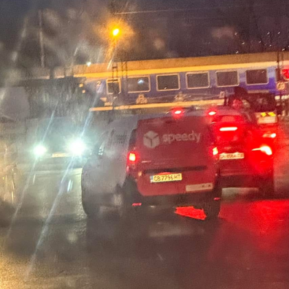 Влак е ударил автомобил на жп прелез Спирка Верила За това