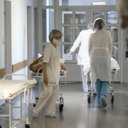 Няколко зрители получиха помощ от парамедици след като се почувстваха