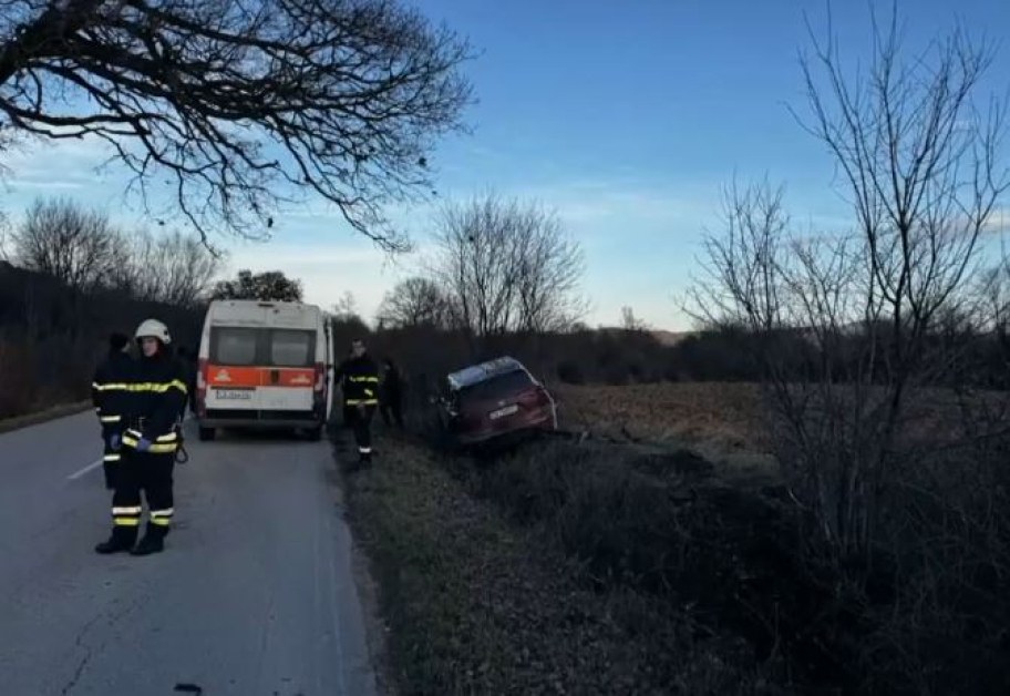 Гонка: водач изблъска друга кола, изхвърча по таван край пътя ВИДЕО