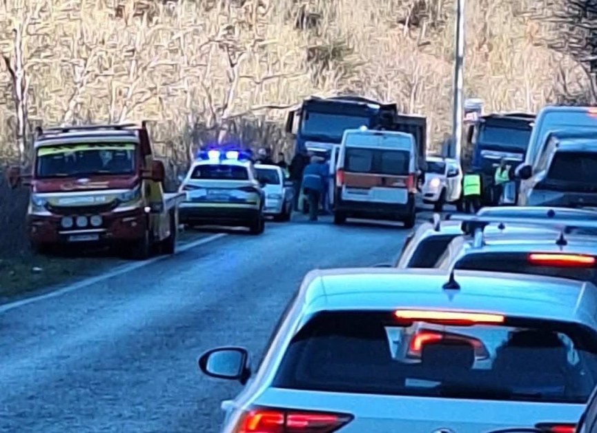 Камион и кола се блъснаха на пътя София-Варна, движението е спряно СНИМКИ