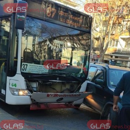 Автобус и кола са се сблъскали в центъра на Пловдив