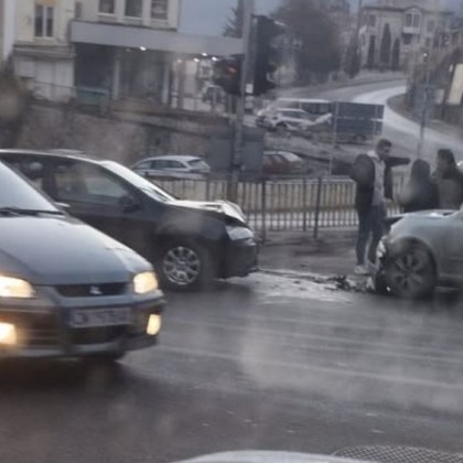 Челна катастрофа стана тази сутрин в Смолян Два леки автомобила