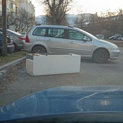 Туби гуми бордюри столове тяхната поява на асфалта по