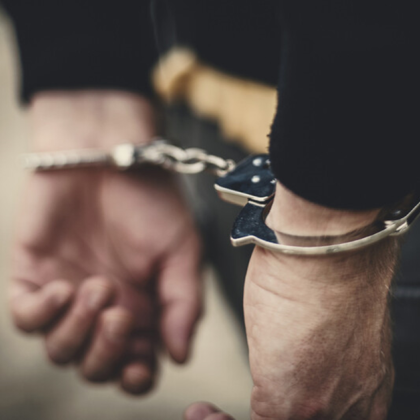 Патрулиращи със служебно куче полицаи задържаха обявен за издирване мъж съпричастен към