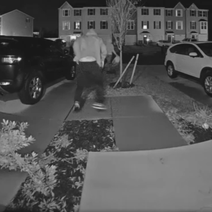 Полицията в Ню Джърси издирва двама заподозрени след като бяха