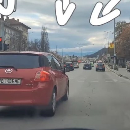 Неправилното спазване на маркировката на ключово кръстовище в Пловдив създава