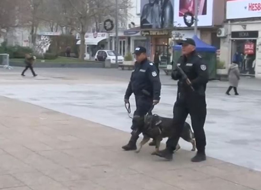 Полицаи с автомати и кучета патрулират в Бургас