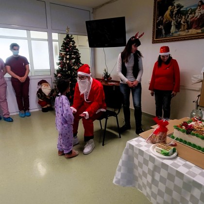 Най очакваният гост на Коледа – Дядо Коледа зарадва малките пациенти
