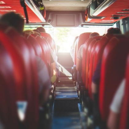 Най малко 22 души загинаха при катастрофа между камион и автобус