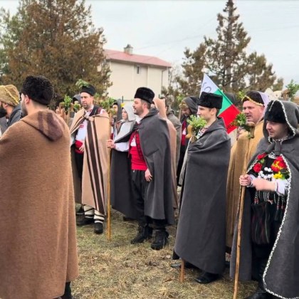 Коледари наричаха за здраве и берекет в Първенец Кметът на