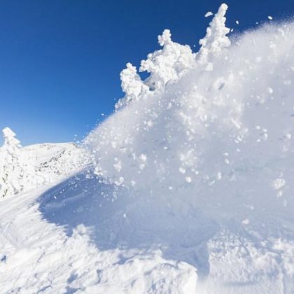 Един човек е загина а други четирима са ранени при