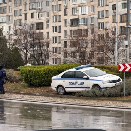 Кадри на които се вижда как автомобил на полицията е